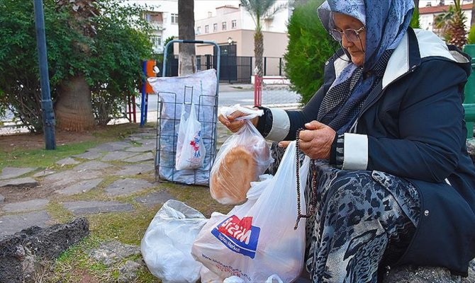 30 yıldır sahipsiz kedi ve köpekleri besliyor