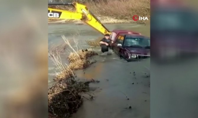 Kepçe operatörü 2 kişinin hayatını kurtardı