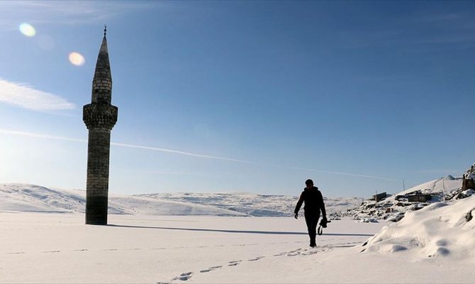 Caminin buz kütlesi üzerindeki minaresi ilgi çekiyor