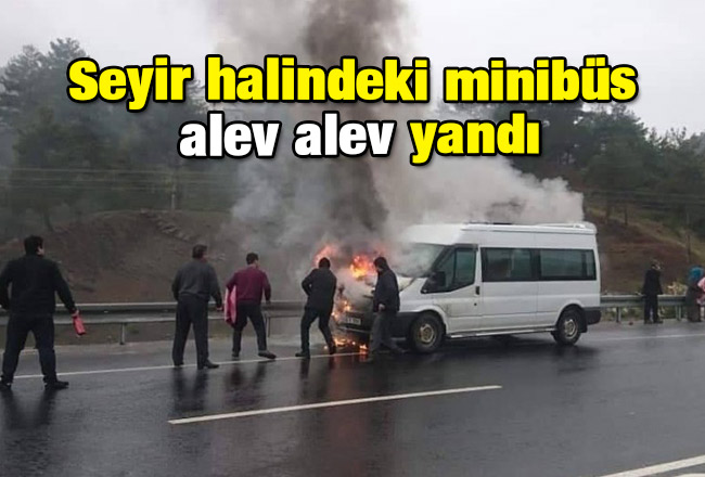 Seyir halindeki minibüs alev alev yandı