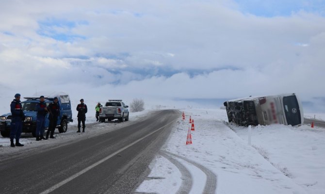 Kayseri'de yolcu otobüsü devrildi: 27 yaralı