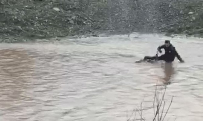 eşilırmak nehrini bisikleti ile geçerken gülümsetti