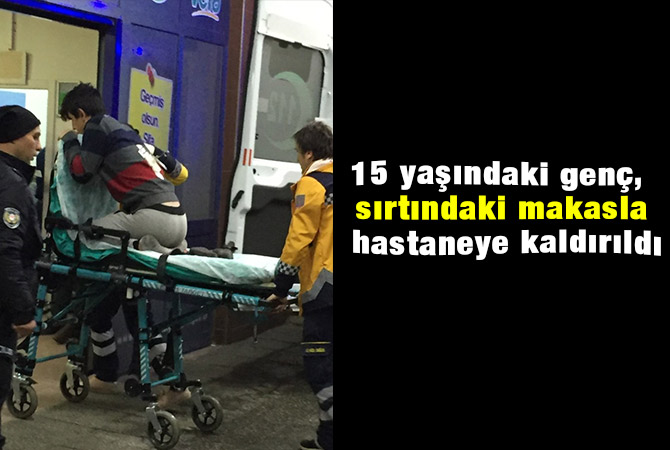 15 yaşındaki genç, sırtındaki makasla hastaneye kaldırıldı