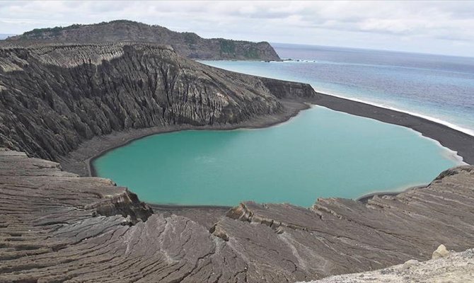 Dünyanın en yeni adası kuşlara ve çiçeklere ev sahipliği yapıyor