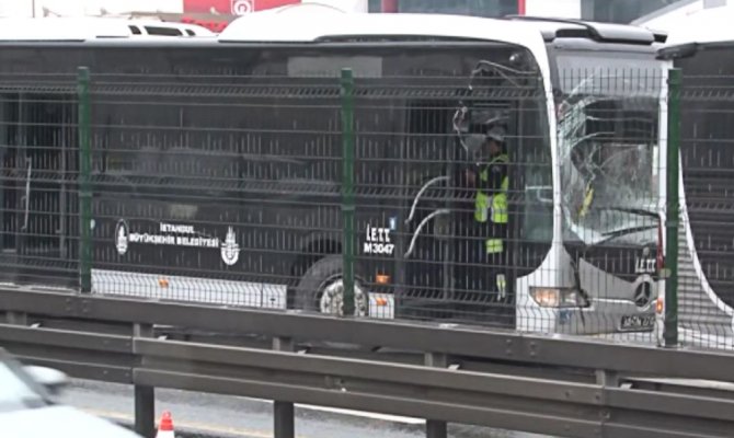 Beylikdüzü'nde iki metrobüs çarpıştı