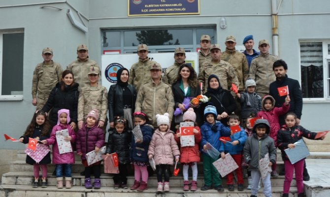 Minik öğrenciler askerleri kendi elleri ile besledi