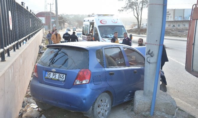 Elbistan'da otomobil, önce duvara sonra direğe çarptı