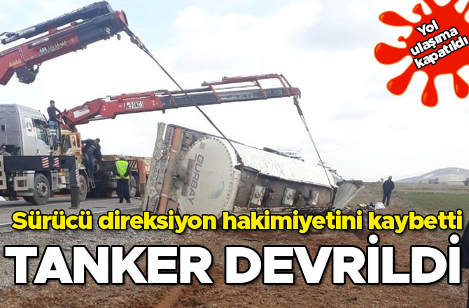 Direksiyon hakimiyetini kaybeden sürücü tankeri devirdi