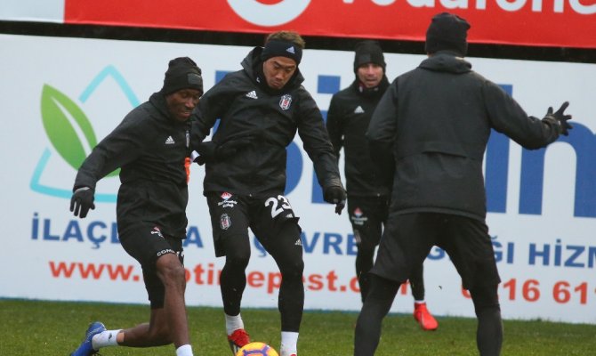 Beşiktaş, karla karışık yağmur altında çalıştı