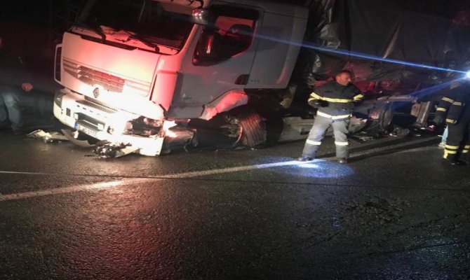 Özel harekat polislerini taşıyan araç TIR’la çarpıştı