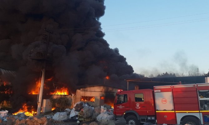 Plastik fabrikası alevlere teslim oldu! Maddi hasar 2 milyon