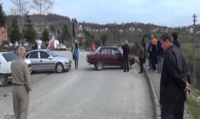 CHP’liler AK Parti konvoyunun geçeceği yolu araçla kapattı