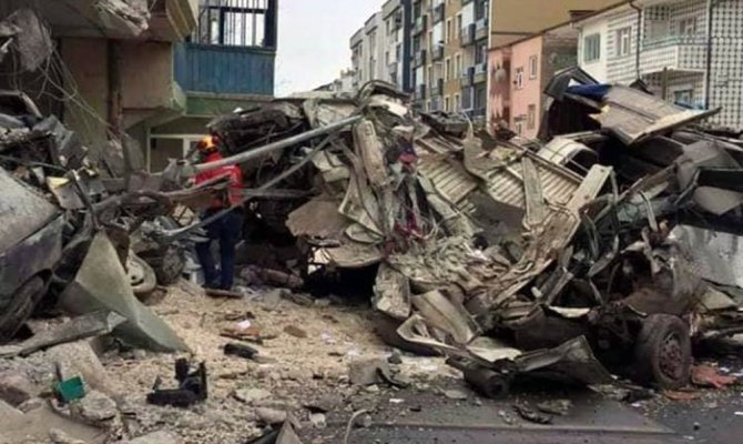 Çekirdek yüklü kamyon önce park halindeki 3 araca çarptı.