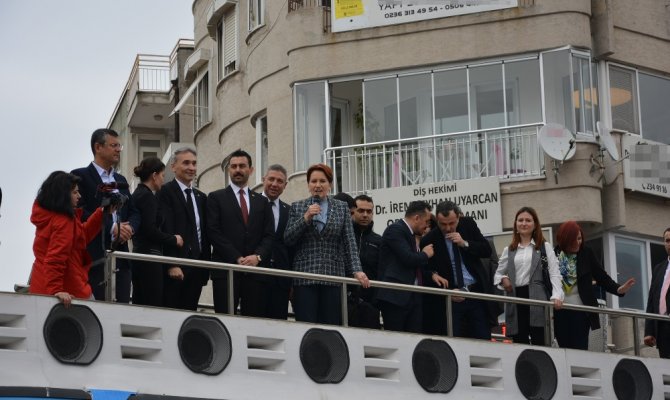 Akşener Manisa’da vatandaşlarla bir araya geldi