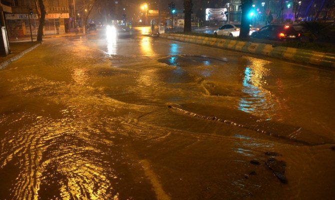 Kahramanmaraş’ta yollar göle döndü!