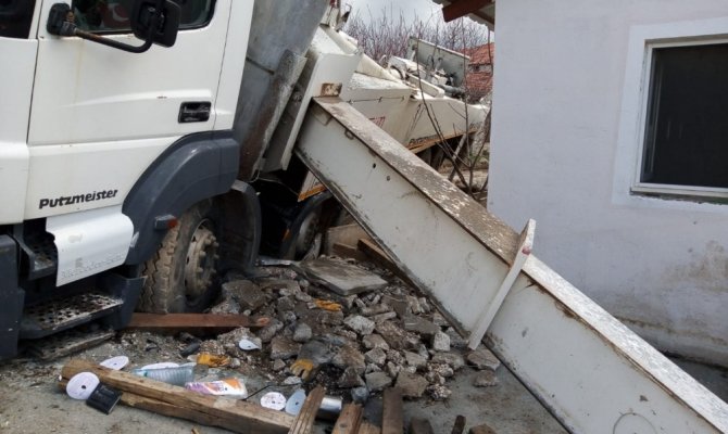 Beton mikserinin altında can verdi