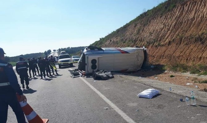 Adana’da seçim midibüsü devrildi: 15 yaralı