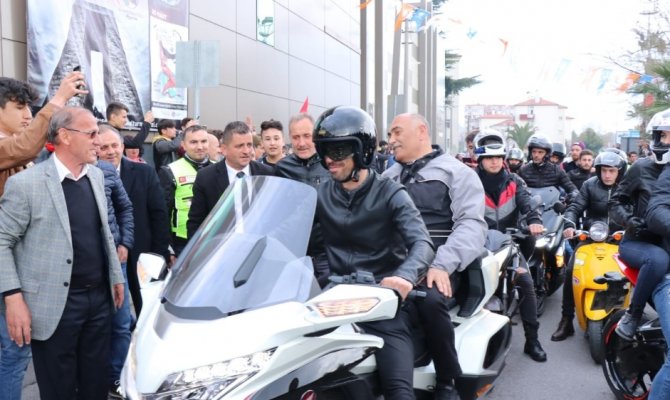 Kenan Sofuoğlu belediye başkan adayıyla motosiklete bindi