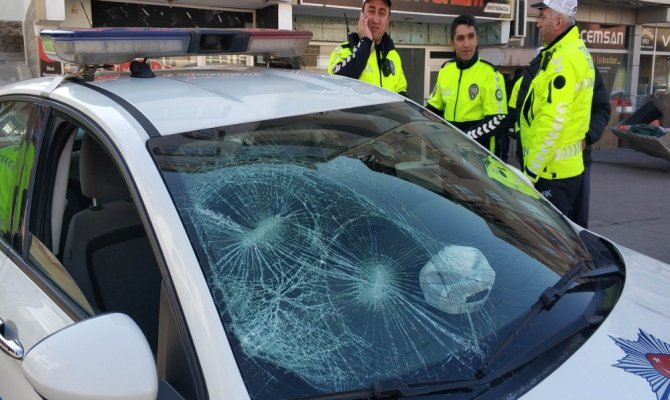 Polis aracının camını kırdılar, bastonla polise saldırdılar