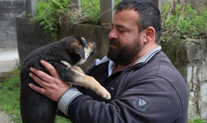 Köpeği suni solunumla hayata döndürmenin mutluluğunu yaşıyor