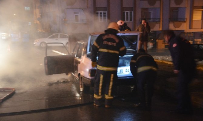 Park halindeyken yanan otomobil hurdaya döndü