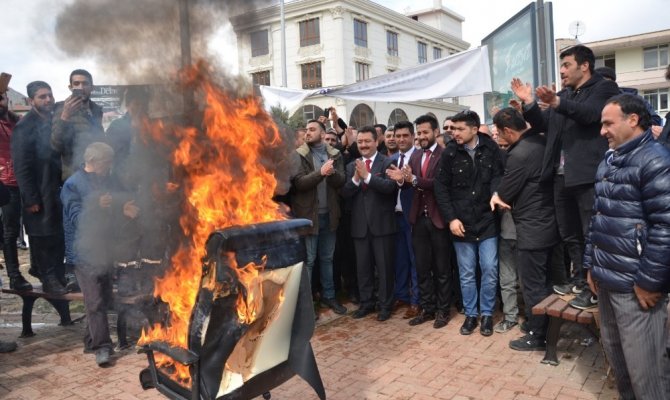 Gürbüz'ün ilk işi makam koltuğunu yakmak oldu