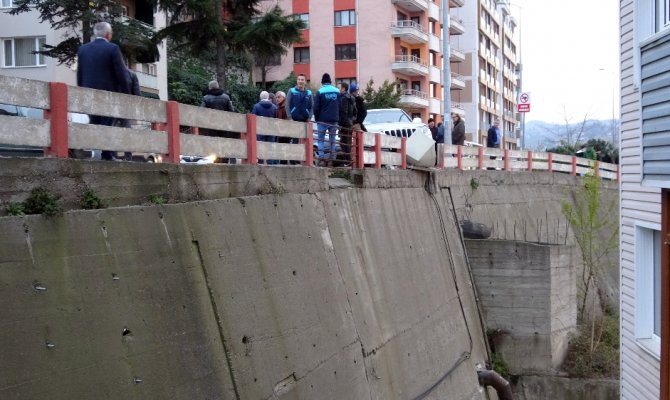 20 metreden aşağıya uçmaktan son anda kurtuldular