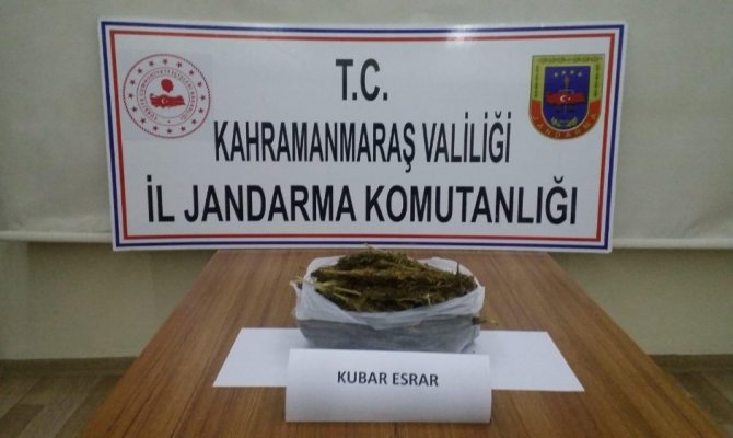 Jandarmayı görünce uyuşturucuyu yola saçtılar