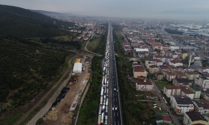 TEM’de feci kaza: 20 kilometrelik araç kuyruğu oluştu