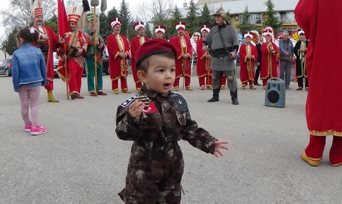 1,5 yaşındaki Yiğit bebek törene damga vurdu