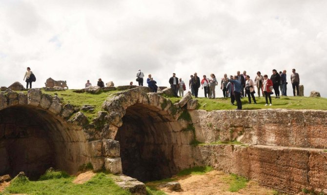 Zerzevan Kalesi’ne turist akını