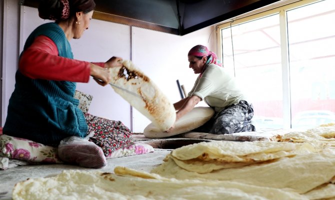 Ekmeklerini tandırdan kazanıyorlar