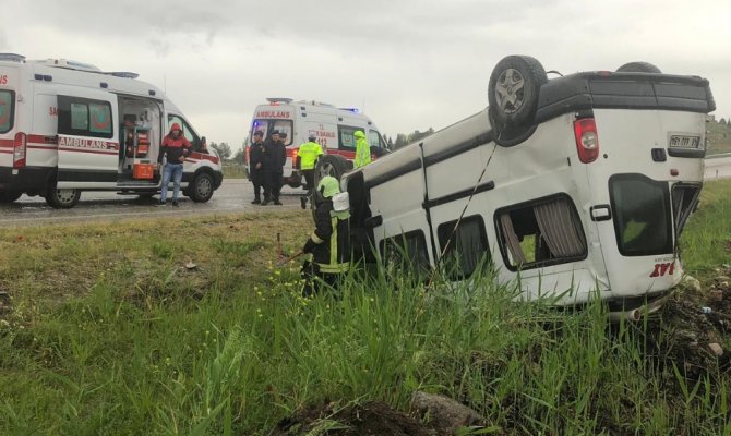 İşçileri taşıyan minibüs devrildi: 7 yaralı