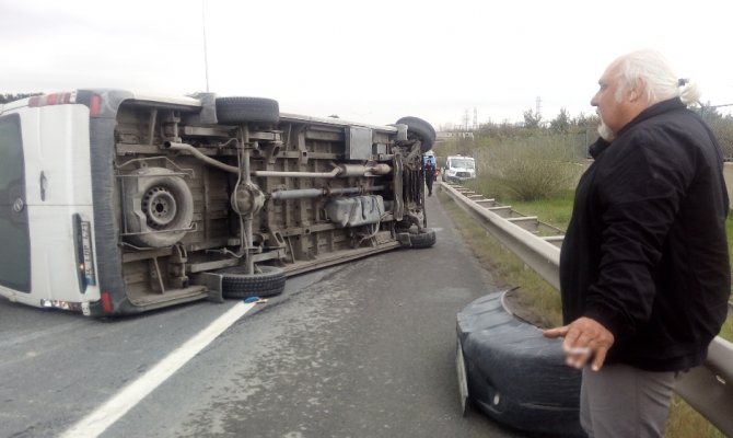 Bariyerlere çarpan servis aracı devrildi