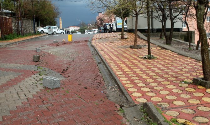 Yoğun yağış nedeniyle yol çöktü