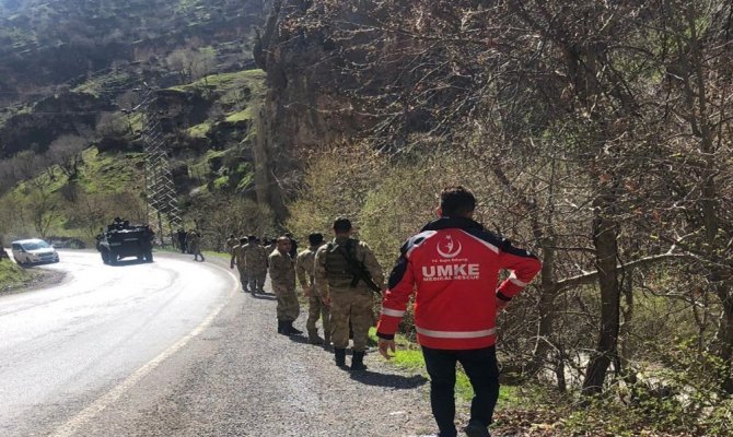 Dereye uçan araçta bir asker hayatını kaybetti