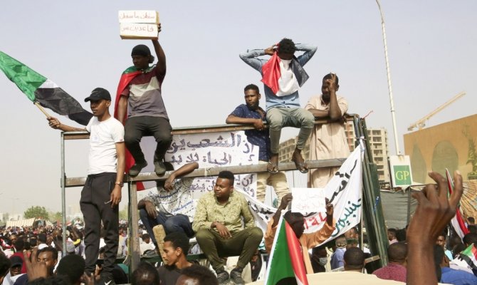 Sudan’da askeri konsey, eski hükümet üyelerini tutukladı