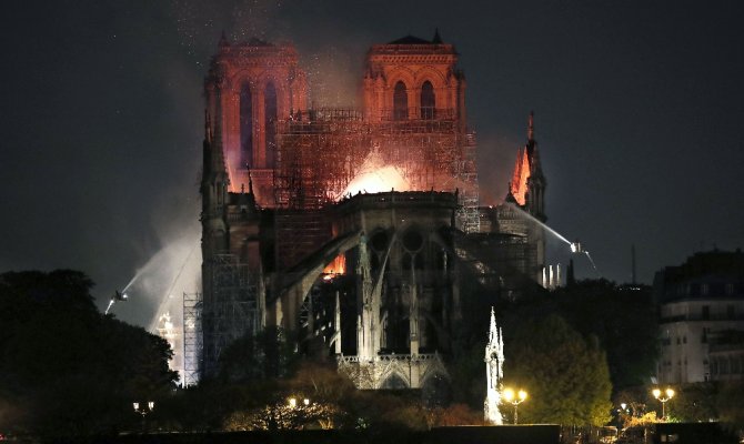 Fransa’da “Notre Dame” yangını tüm dünyayı üzdü