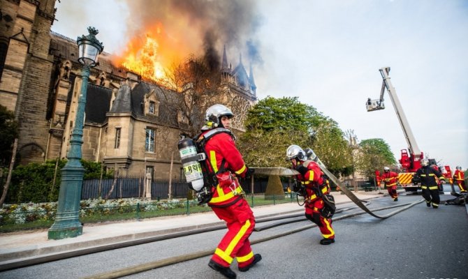 Paris itfaiyesi alevlere böyle müdahale etti