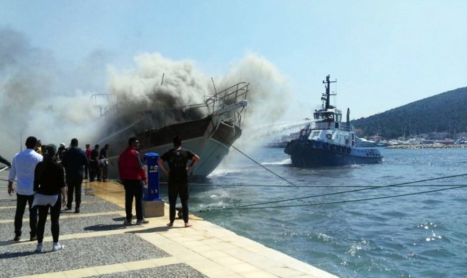 Ünlü tatil merkezinde tekne yangını