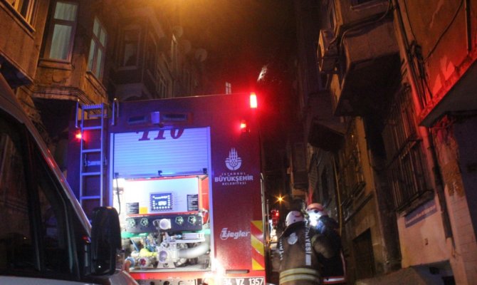 Beyoğlu’nda korkutan çatı yangını