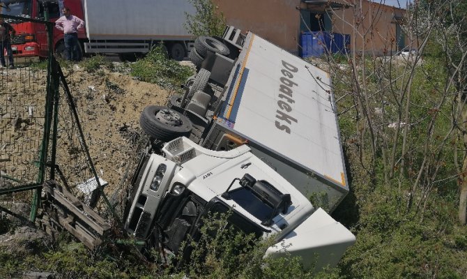 11 tonluk kamyon 200 metre sürüklenip boşluğa uçtu