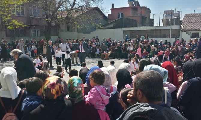 İstiklal İlkokulu 23 Nisan’ı Mahalleliyle Coşkuyla Kutladı