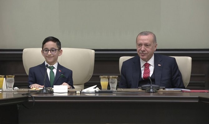 Cumhurbaşkanı Erdoğan, koltuğunu Ozan Sözeyataroğlu’na devretti