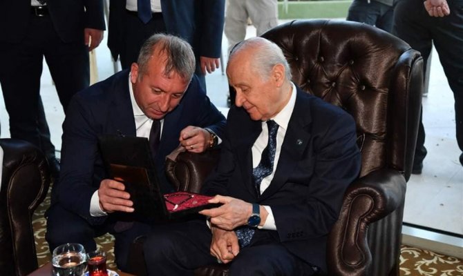 Başkan Aydın, MHP lideri Bahçeli’ye Sanat-ı Tesbih hediye etti