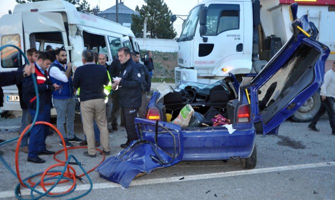 İşçi servisi ile otomobil kafa kafaya çarpıştı: 3 ölü, 8 yaralı