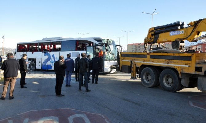 Bitlis’te yolcu otobüsü ile tır çarpıştı: 34 yaralı