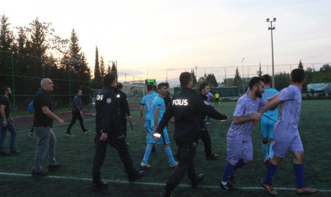 Sahada yumruk ve tekmeler havada uçuştu