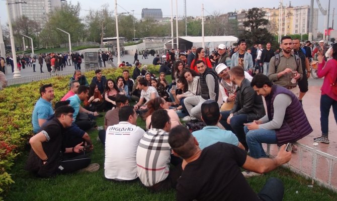 Taksim’de şarkı söylen İranlı turistler büyük ilgi gördü