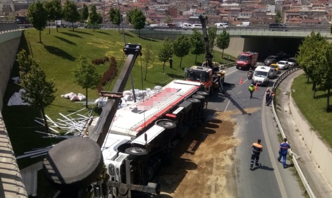 Devrilen tırın deposu delindi, iplikler yola savruldu